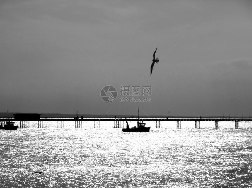 南码头的船运输车辆环境海岸波浪冲浪漂浮海岸线海洋液体图片