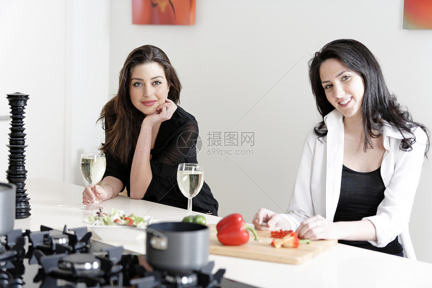 两个朋友在厨房做饭房子女孩朋友们食物烹饪姐妹快乐微笑女性单位图片