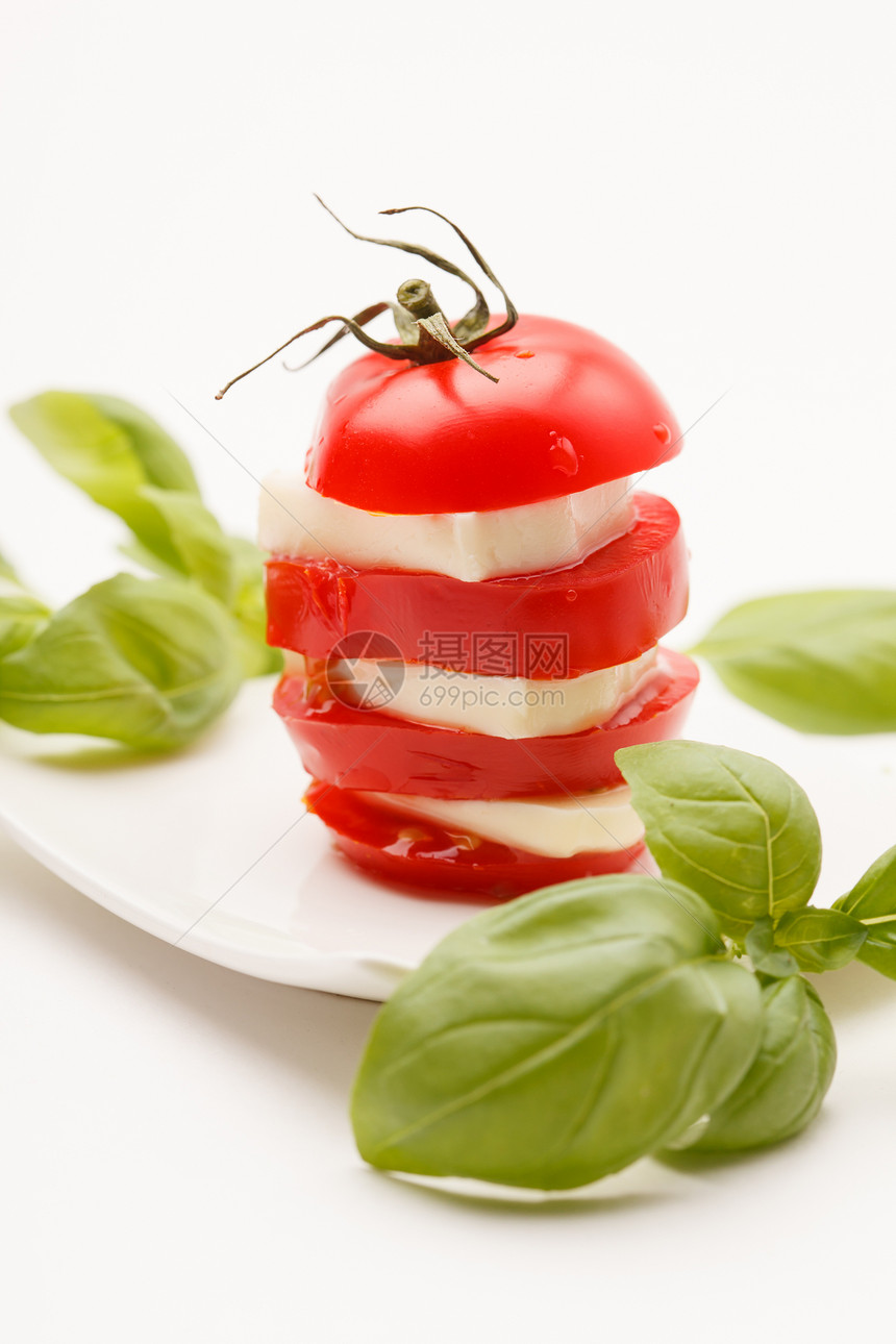 番茄和莫扎里切片 配有叶蔬菜水果营养食物红色饮食绿色产品圆形沙拉图片