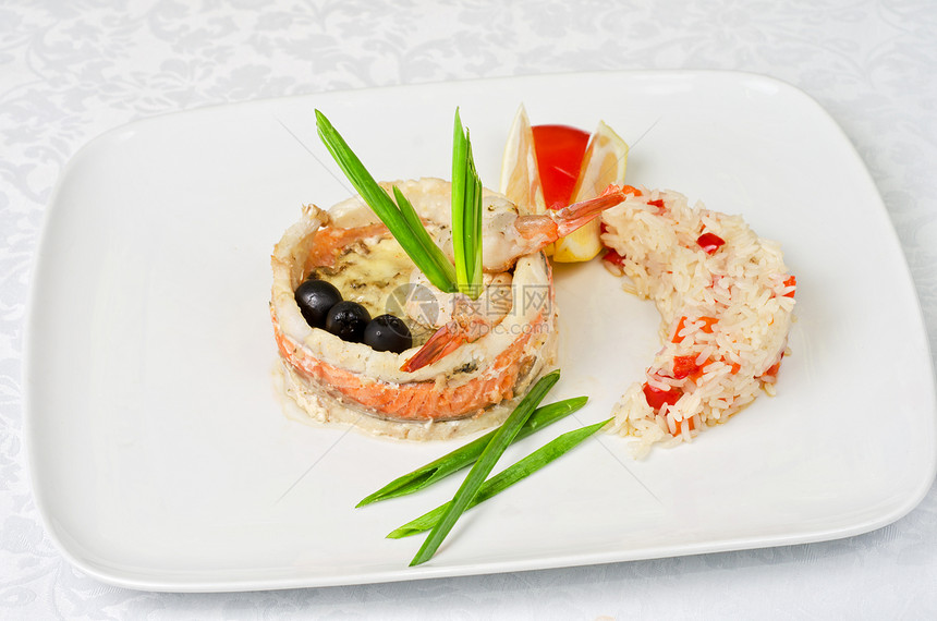 有大米和蔬菜的鱼餐厅粮食美食营养香料午餐用餐盘子烹饪树叶图片