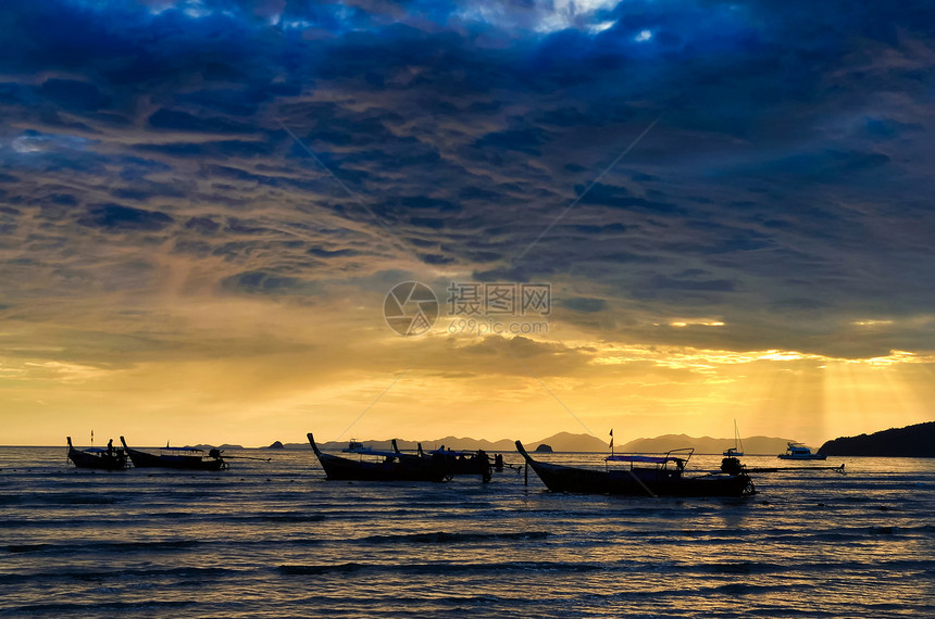 海洋海岸多云多彩的日落 有渔船图片