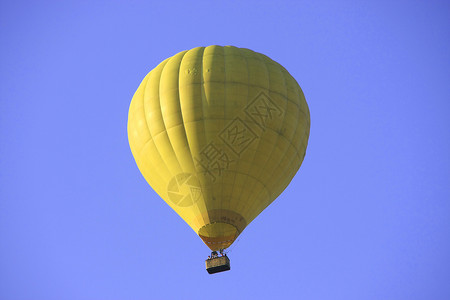 蓝色的气球蓝色天空中的热气球空气篮子缆车冒险黄色背景