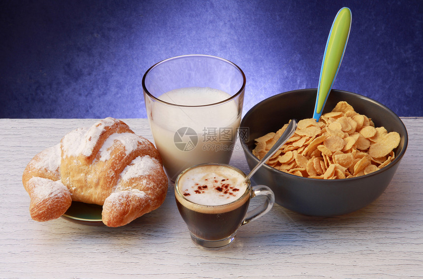 早餐桌子杯子咖啡玻璃羊角白色食物面包飞碟服务图片