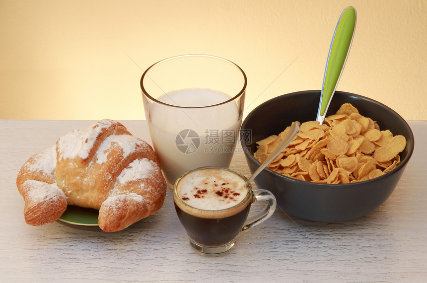 早餐营养食物服务桌布盘子阳光羊角糕点桌子白色图片