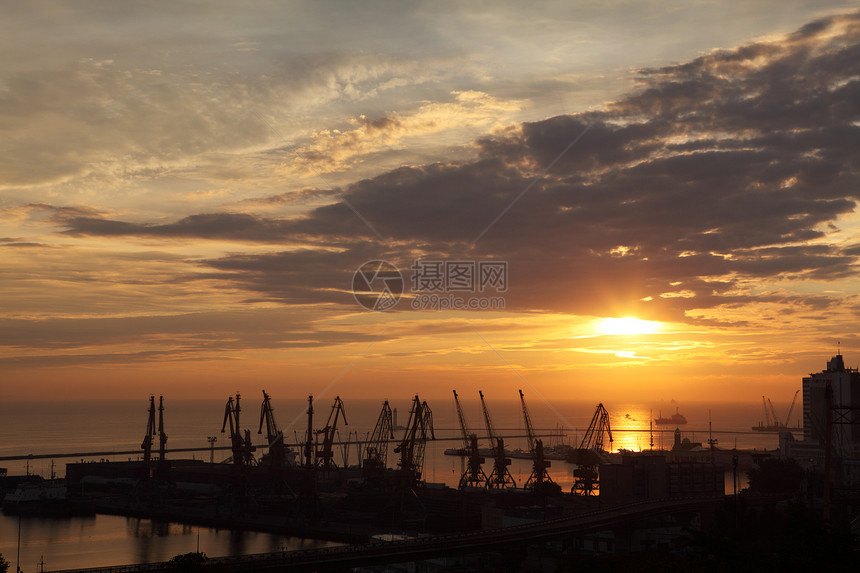 乌克兰敖德萨港的日落帆船太阳船运橙子阳光钓鱼海岸天空蓝色港口图片