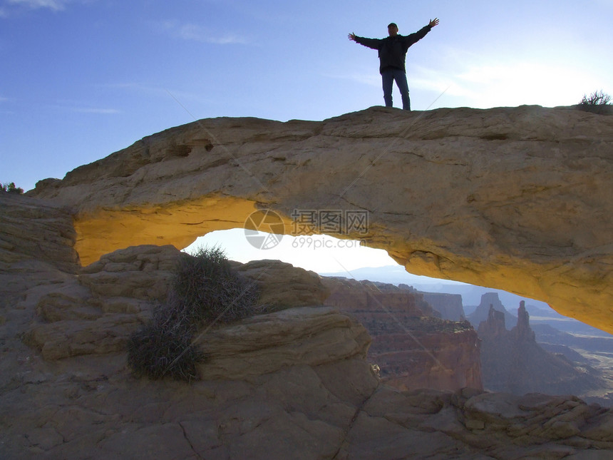 梅萨拱门 峡谷地国家公园 犹他州 美国台面侵蚀坑洞远足沙漠男人红色编队剪影岩石图片