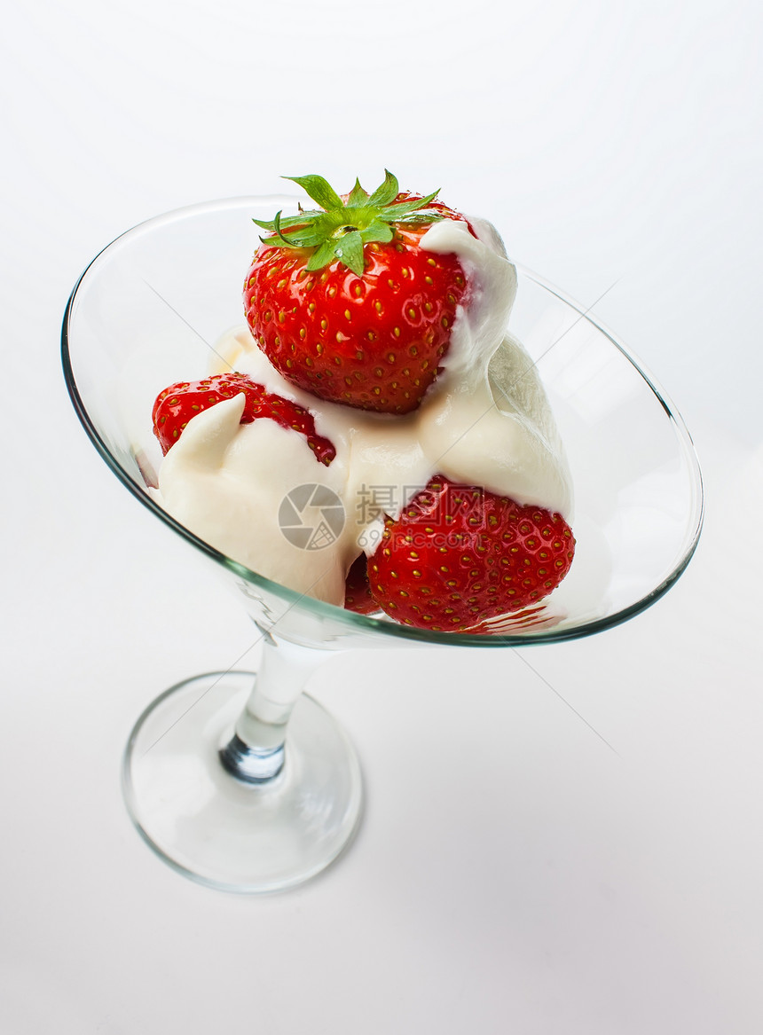 白底玻璃杯中的草莓和奶油果味酸奶美食饮食产品食物鞭打玻璃工作室牛奶图片