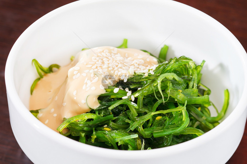 Chuka海藻沙拉加芝麻种子竹卡沙拉海藻蔬菜食品盘子绿色海鲜小吃食物图片