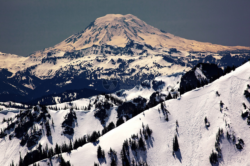圣亚当斯雪山和海脊线公吨高山旅行火山远景脊线雪山岩石风景首脑图片