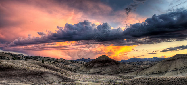 日落时俄勒冈全景的绘画山丘高清图片