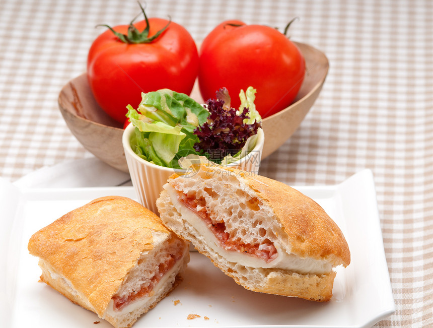 番茄和火腿加红辣酱三明治包子叶子午餐烹饪蔬菜食物饮食沙拉野餐工作室图片