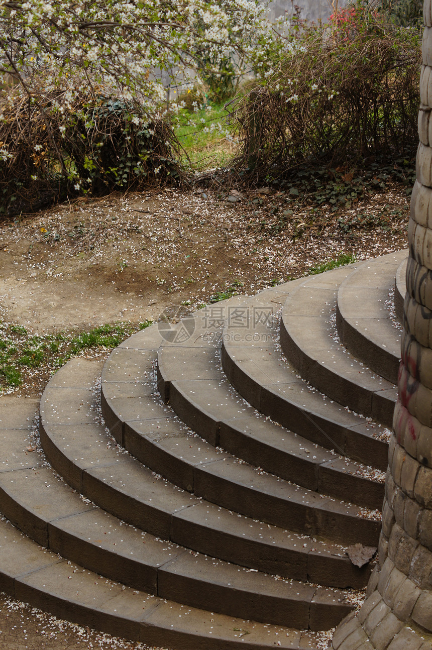 第比利斯公园公园石头黄色树叶晴天楼梯螺旋脚步图片
