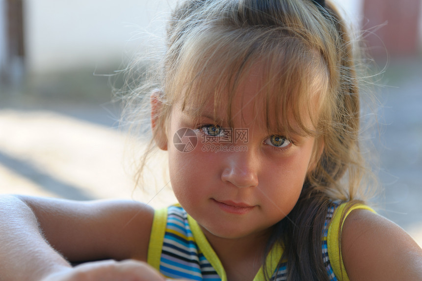 小女孩的肖像贴近了沉思摄影幼儿园棕色孩子眼睛童年青年生活水平图片