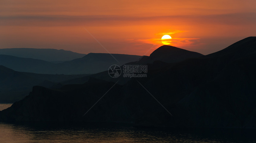 山岳和大海之间多彩的衰落日落假期海湾橙子情调异国涟漪风景海洋旅行图片