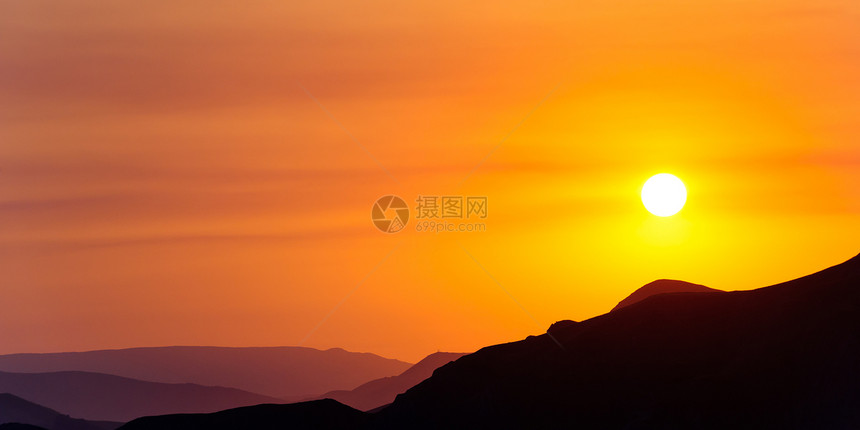 山上有许多多彩的山岳情调海岸线太阳活力黄色水平天空异国悬崖沿海图片