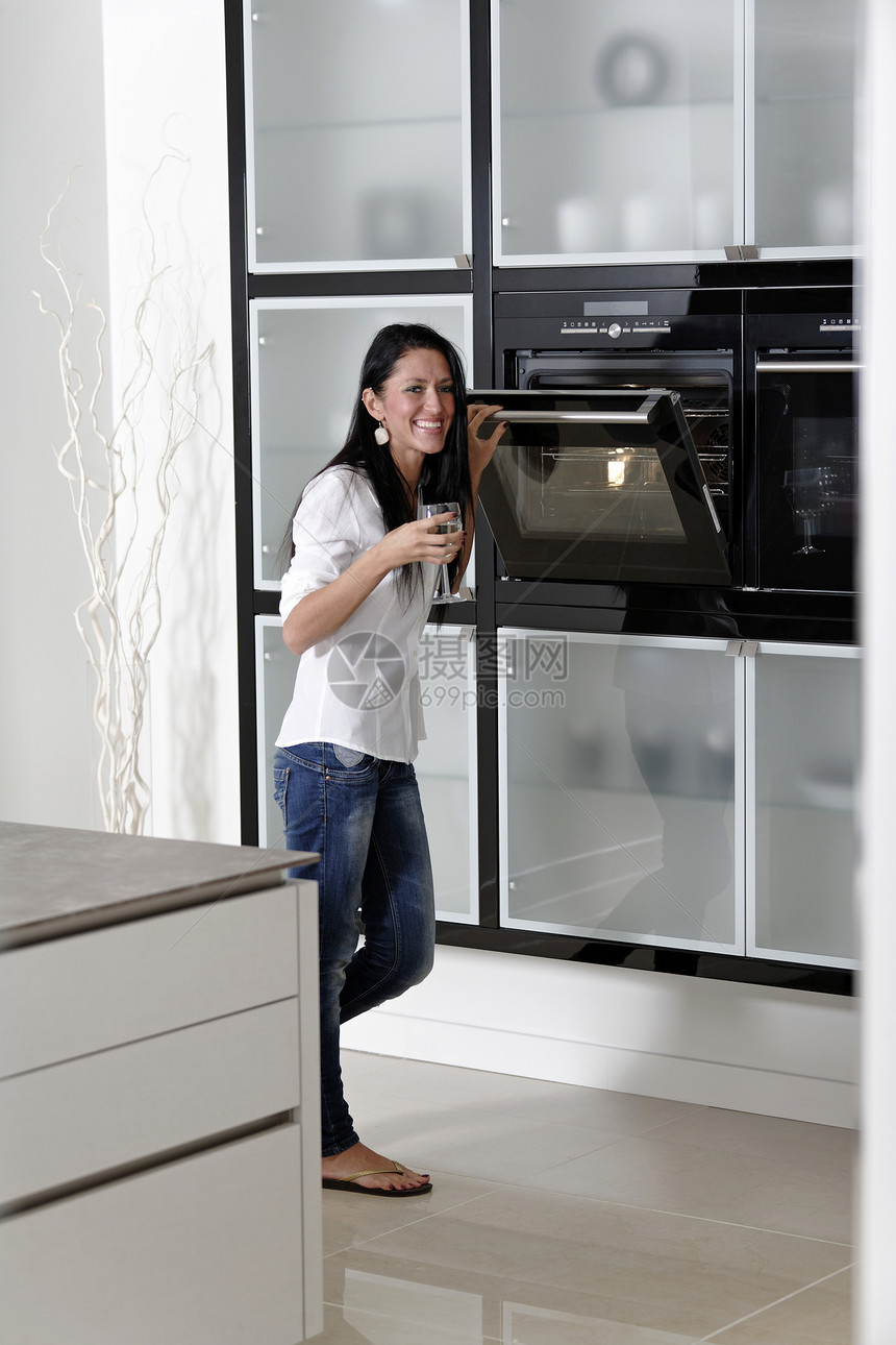 女人在她时尚的厨房白色女士酒精女性女孩烹饪烤箱工作房子设计师图片