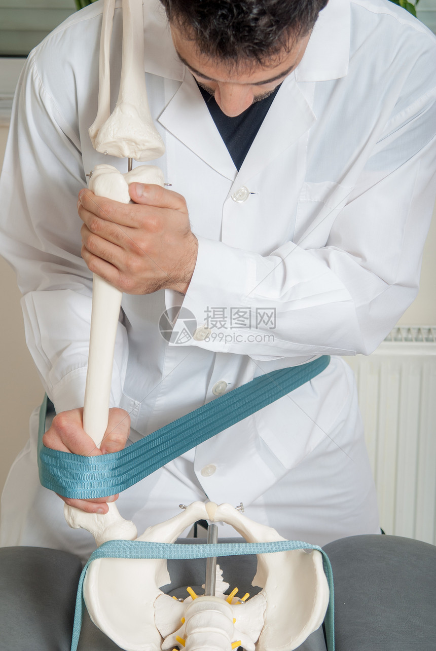 使用手动 物理和治疗技术药品肌内效医生运动按摩病人外科整形手法男人图片