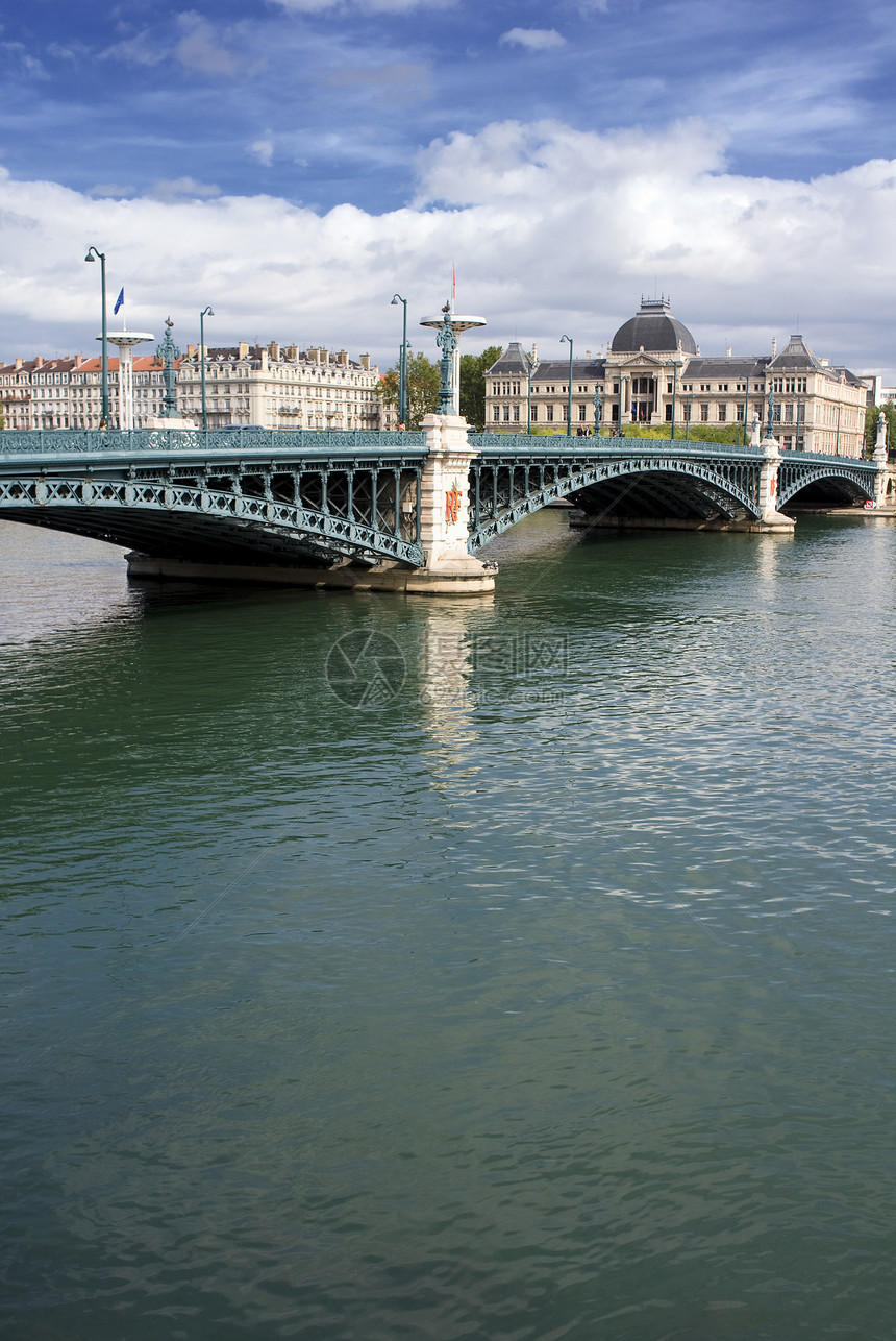 里昂大学桥梁摩天大楼城市驳船旅行天空市中心蓝色酒店建筑假期图片