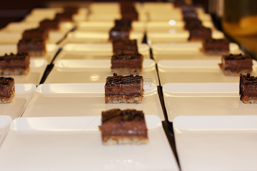 为巧克力蛋糕Louis准备甜点板 十五美食巧克力食物奶油状甜点焦糖皇家可可奶油糕点图片