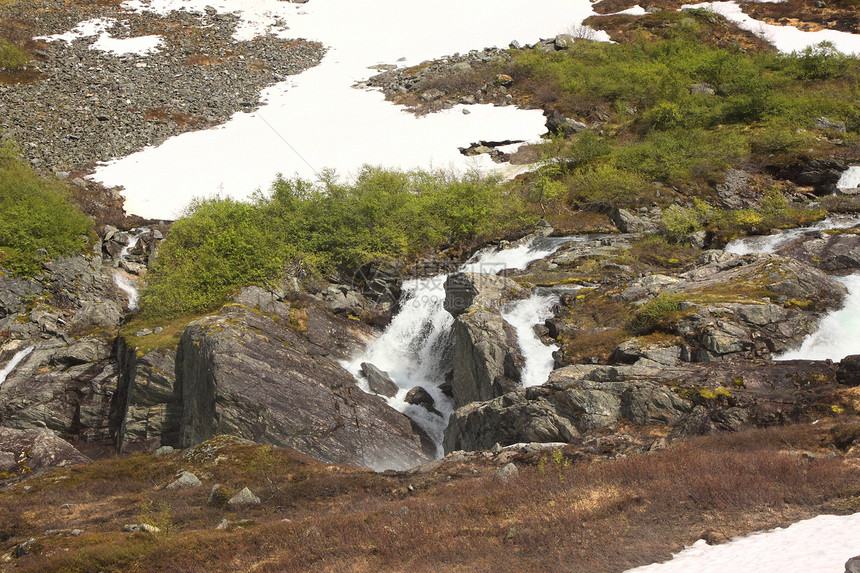 夏季挪威的野生溪流和瀑布蓝色岩石冰川力量松树植被泡沫荒野高度天空图片