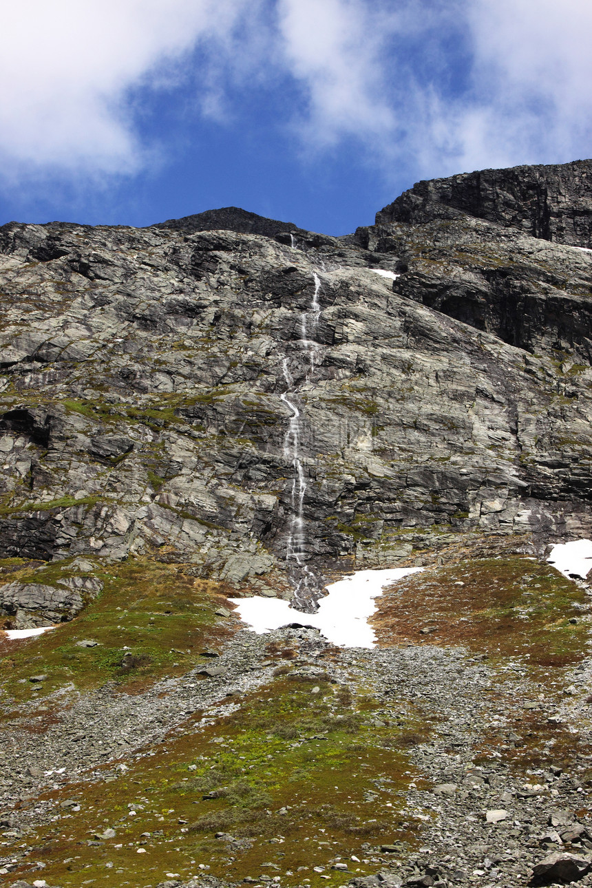 夏季挪威的野生溪流和瀑布松树蓝色泡沫荒野力量高度植被天空岩石冰川图片