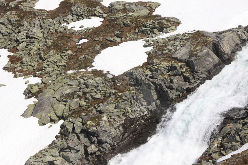 夏季挪威的野生溪流和瀑布蓝色冰川植被岩石天空力量泡沫松树高度荒野图片