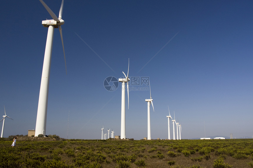 女孩和风车技术力量工业生产生态资源女性绿色发电机旋转图片
