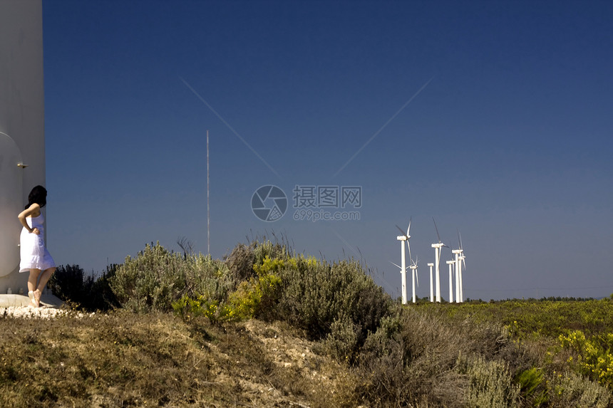 女孩和风车场地环境风力技术蓝色力量女性生态绿色电气图片