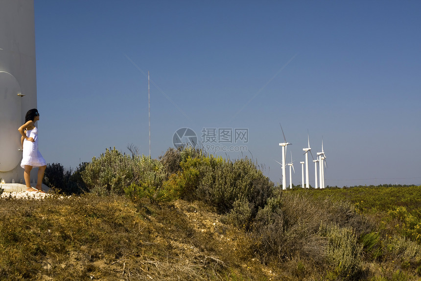 女孩和风车涡轮创新绿色环境生产工业生态蓝色发电机资源图片