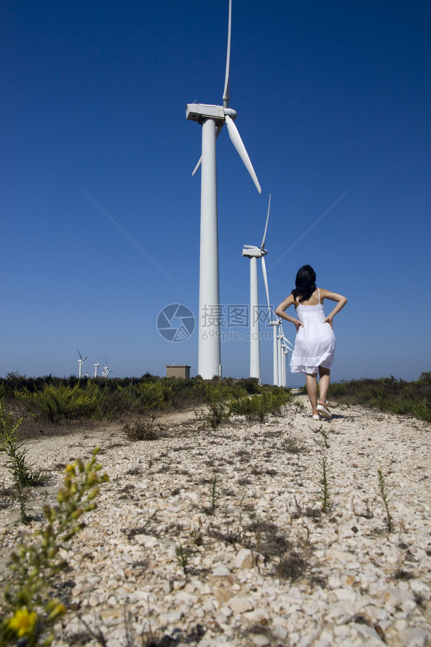 女孩和风车活力力量电气女性生态发电机场地绿色创新生产图片