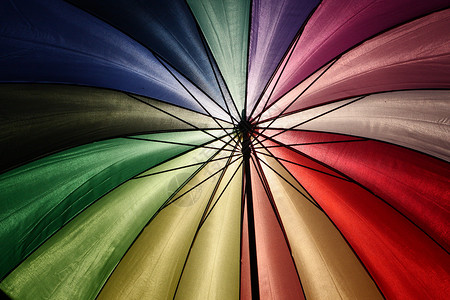 多色雨伞背光彩虹绿色青色五彩伞蓝色红色阴影背景图片