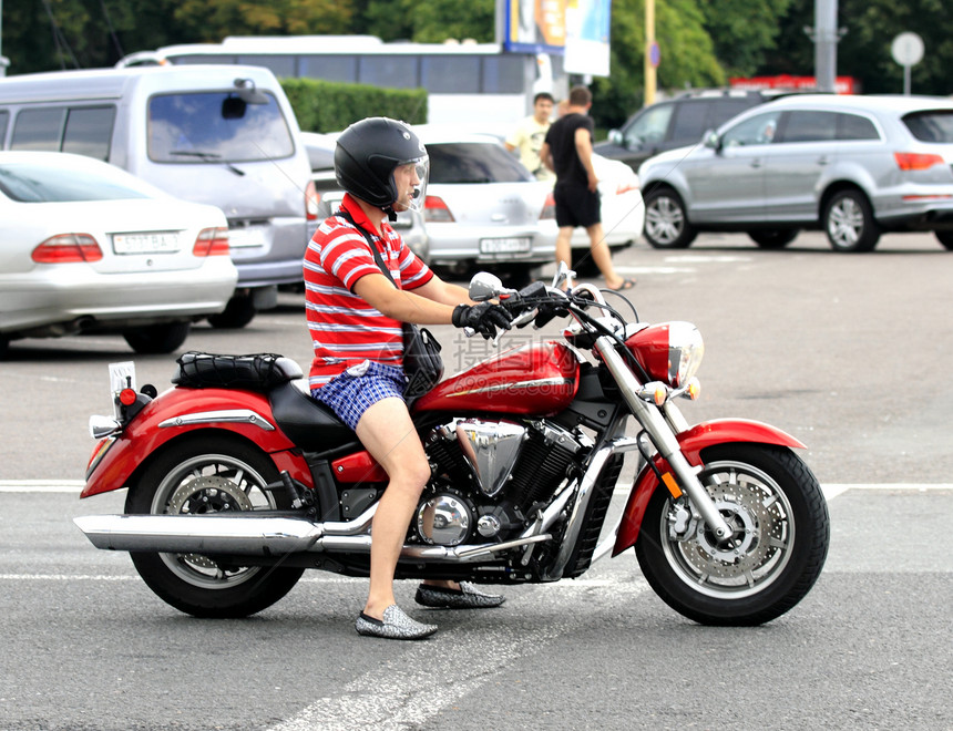 骑摩托车的男人运输太阳镜旅行跳跃帽子穿越车辆车道运动员力量图片