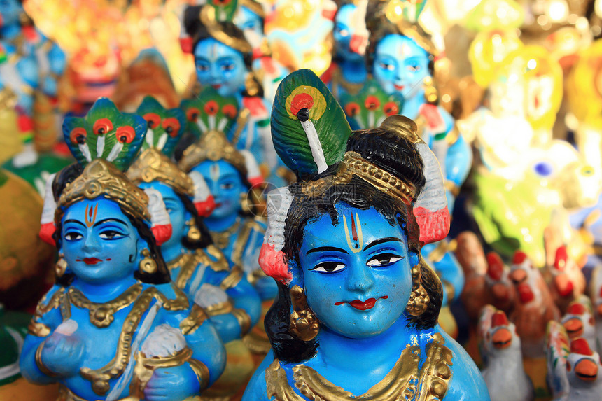 印度街头市场上克利须那的宗教人物 在印度街头市场图片