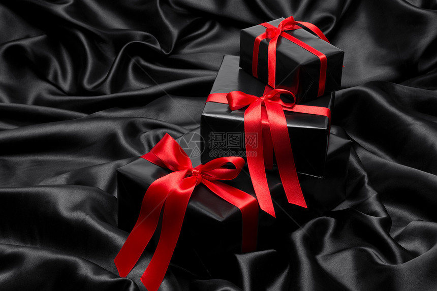 黑色白箱 上面有红色的刺带和蝴蝶弓周年丝带生日白色盒子纸板正方形展示纪念日图片