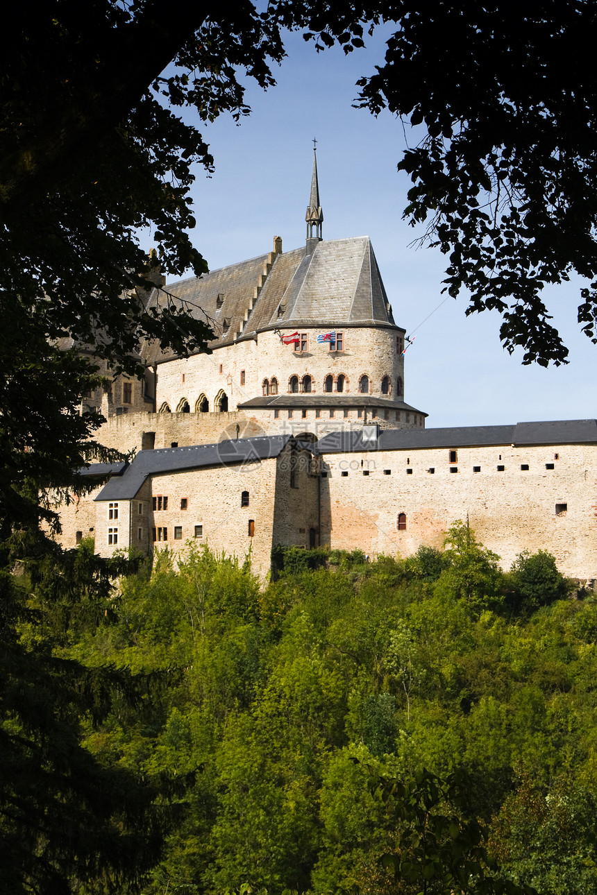 中世纪卢森堡维安登城堡建筑学爬坡堡垒历史性旅游建筑游客天空石头图片