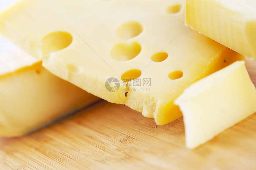 木制桌上的奶酪美食小吃珠子牛奶食物熟食餐饮日记奶制品桌子图片