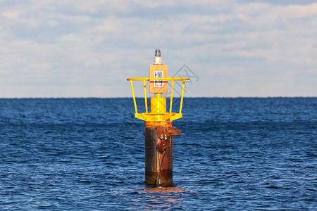 海上浮游船黄色浮标高清图片