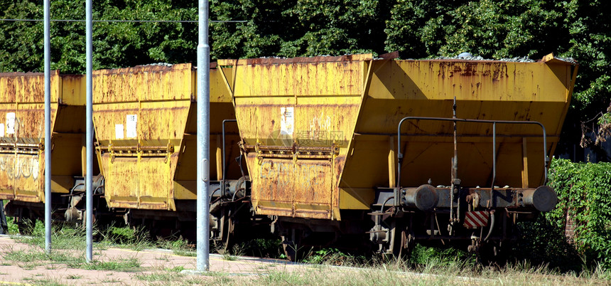 列火车车皮货运运输黄色车站铁路货物图片