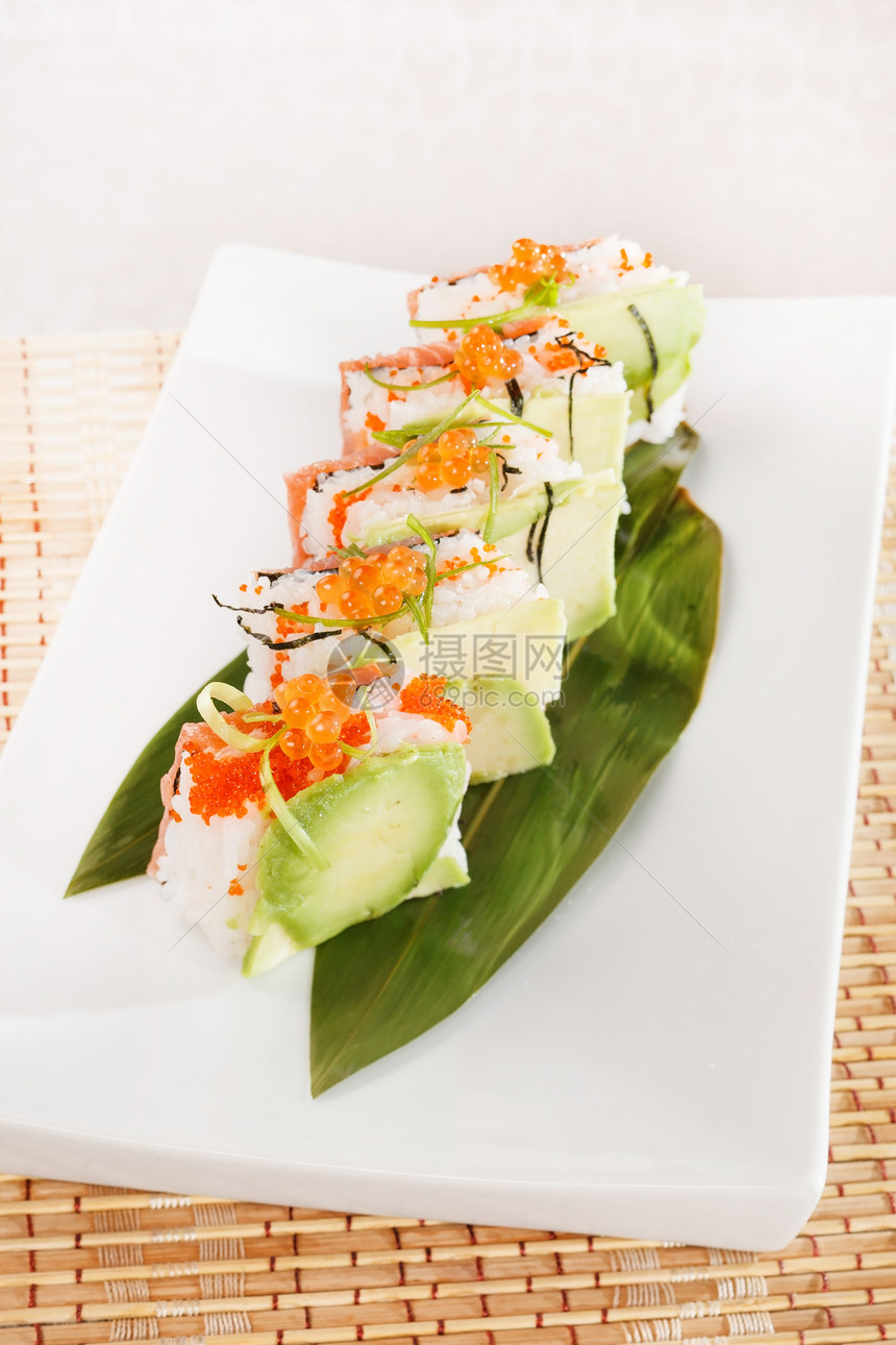 甜食寿司加鳄梨蔬菜午餐饮食海苔食物美味文化餐厅海鲜叶子图片