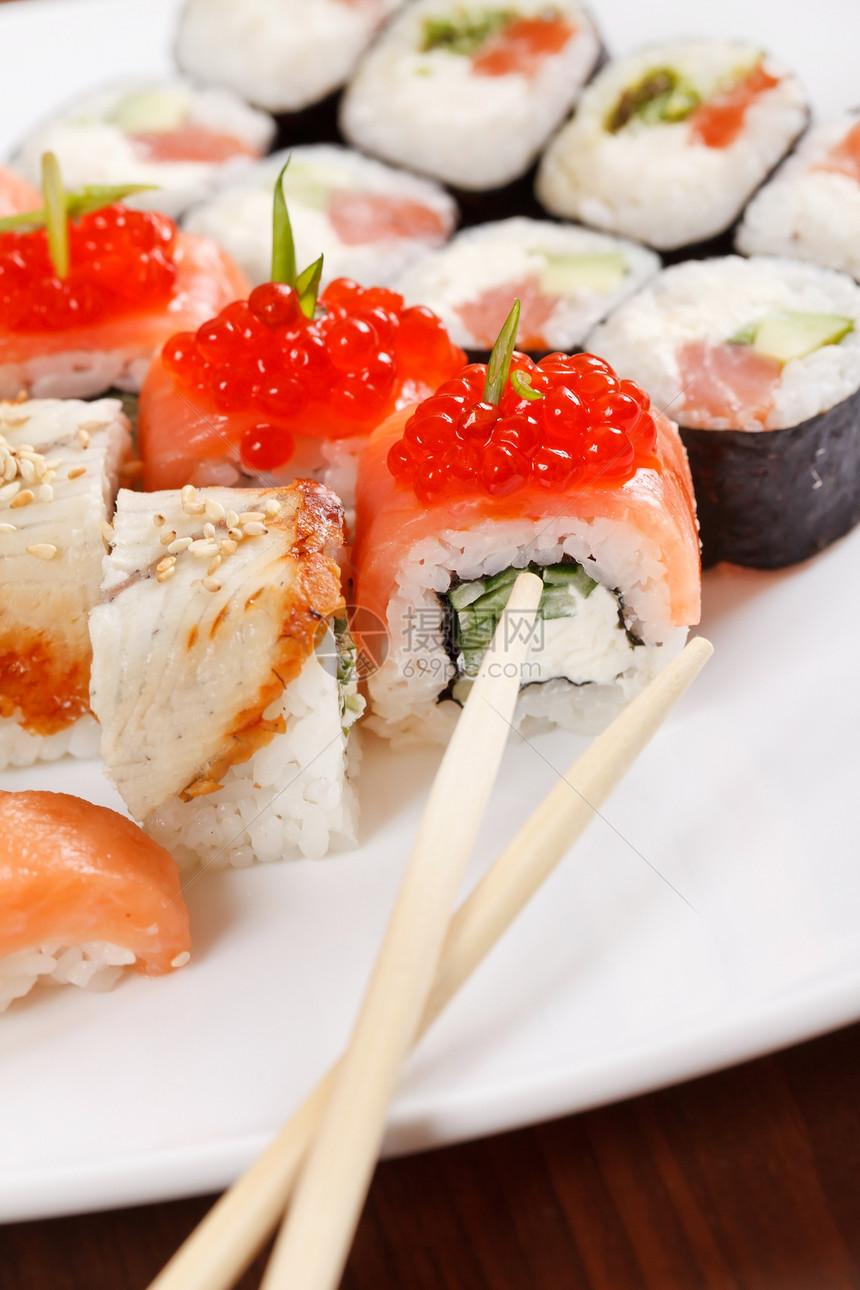 寿司在盘子上熏制午餐海鲜美食沙拉食物海藻饮食美味鳗鱼图片
