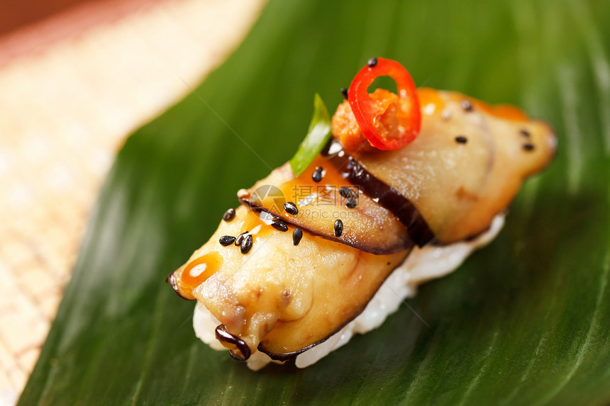 树叶上的寿司拼盘饮食美食服务鱼片海鲜叶子食物辣椒餐厅图片