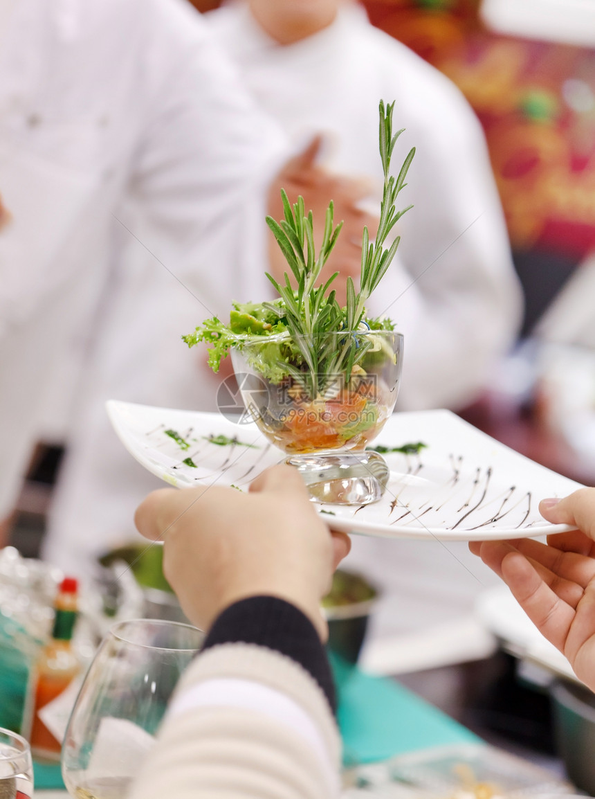 厨师工作营养沙拉生产迷迭香餐厅服务作坊玻璃食物草本植物图片