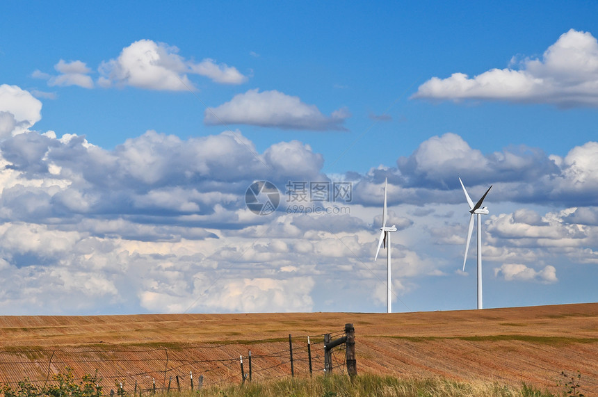 地平线上巨型风力涡轮机图片