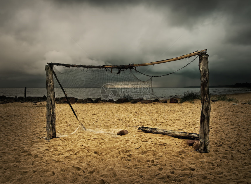 足球在海滩的橄榄球目标图片