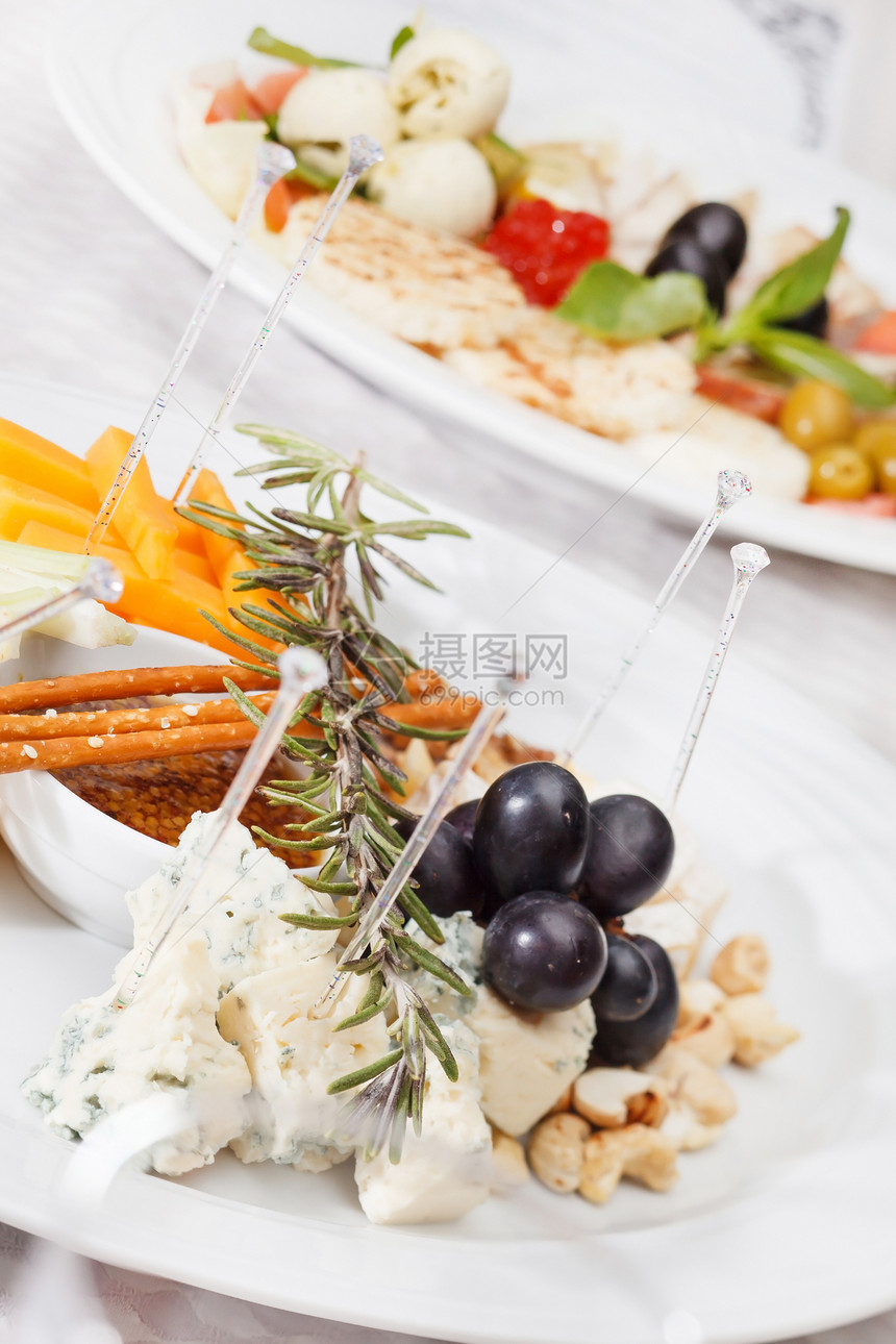 带有葡萄和蜂蜜的奶酪板蓝色小吃派对坚果薄荷享受美食食物迷迭香面包图片