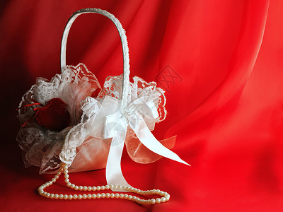 新娘篮子编织婚礼婚姻珍珠白色传统庆典蕾丝项链背景图片