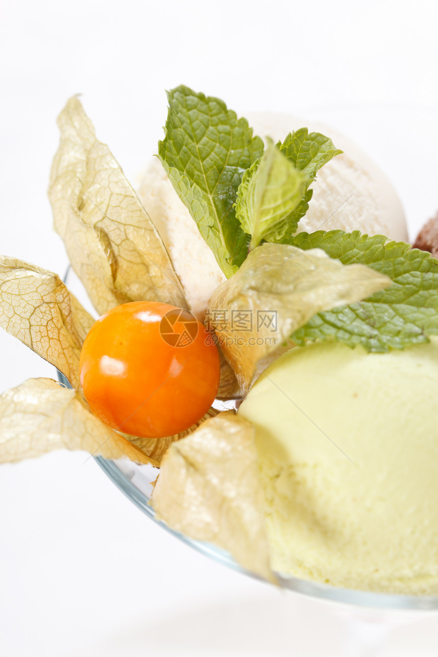 几勺冰淇淋香草绿色开心果奇异果粉色白色奶油酸浆薄荷巧克力图片