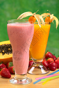 草莓奶昔和木瓜果汁奶制品牛奶茶点红色粉色照片奶昔水果健康食物背景图片