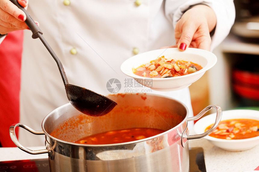 厨师在厨房烹饪 solyanka烤箱草本植物午餐平底锅柠檬香肠美食食物盘子蔬菜图片