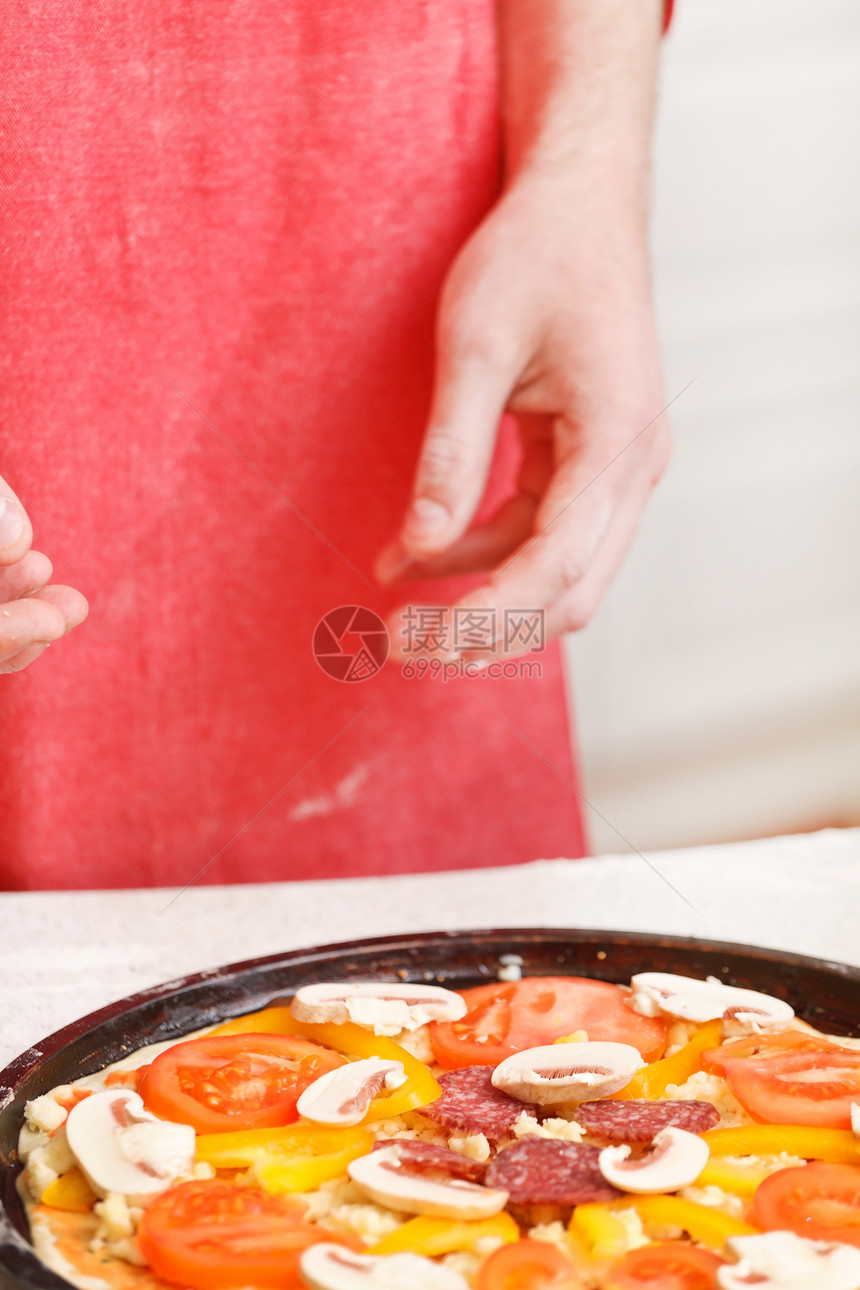 厨师在厨房做比萨饼作坊餐厅糕点送货蔬菜食物脆皮烹饪图片